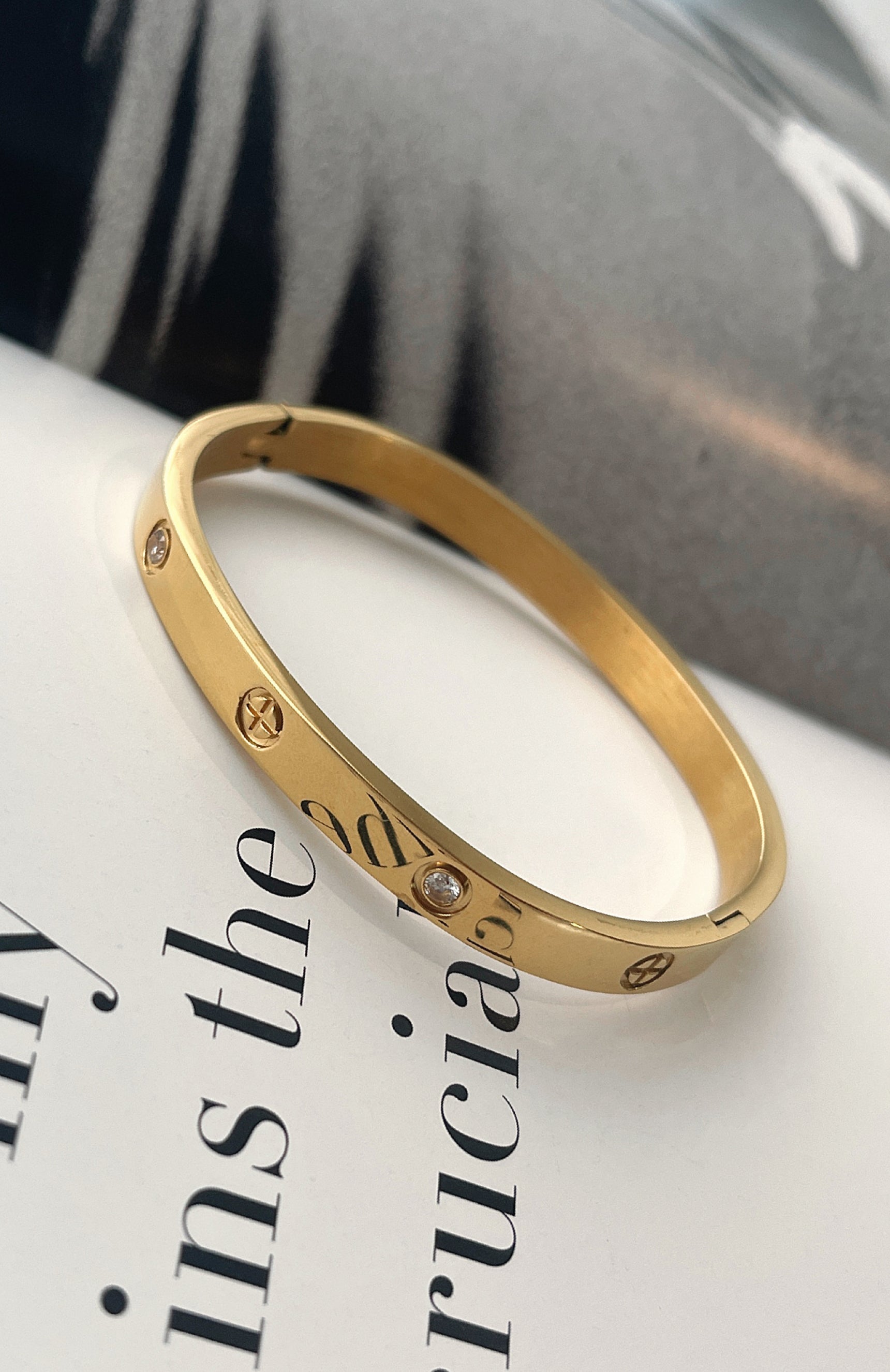 Premium Sia Gold Bracelet - Ultimate Elegance