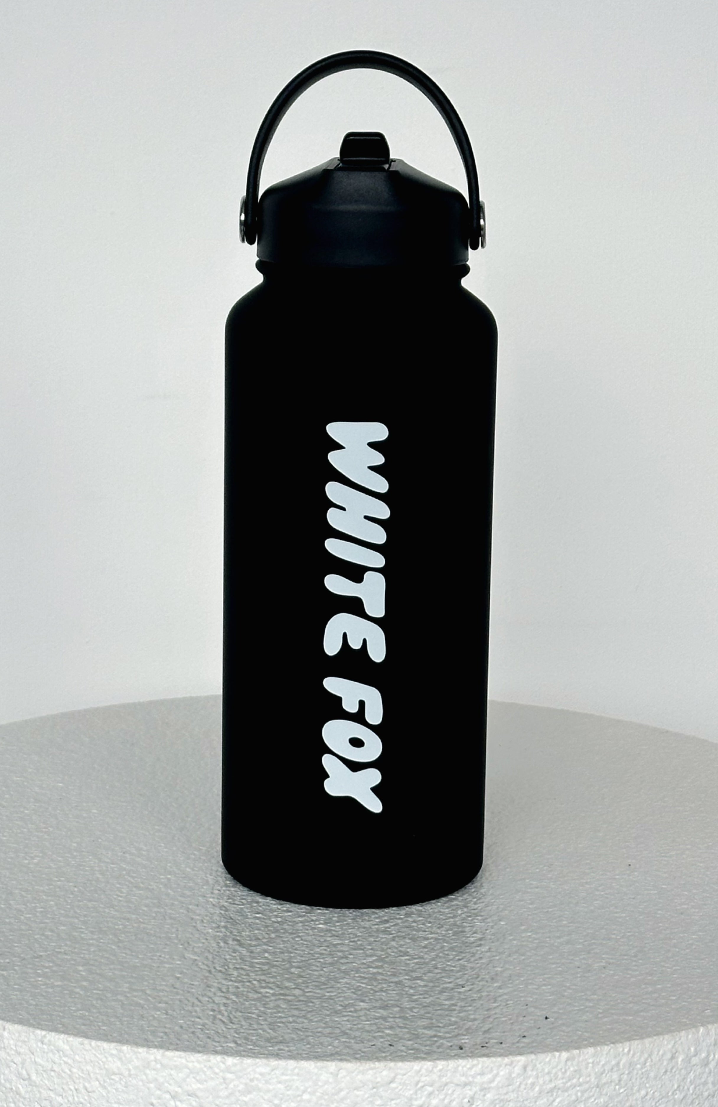 Ultimate Hydration Companion: 1L Vacuum Insulated Water Bottle - Black